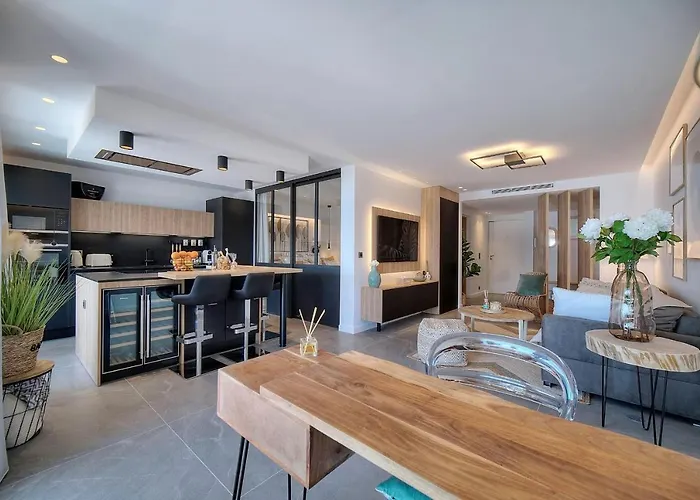 Cannes Luxury Rental - Stunning Sea Front Apartment